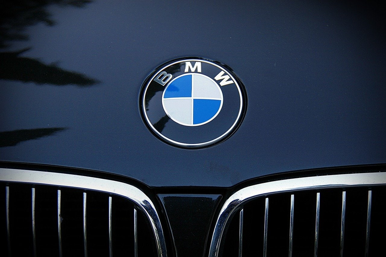 Czy wiesz, skąd pochodzi logo BMW? Możesz się zaskoczyć!