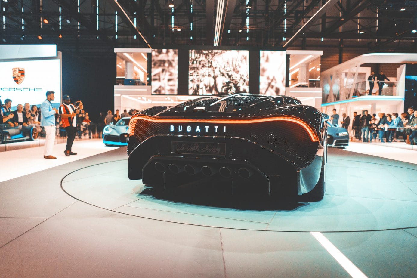 Z powodu Bugatti zawrzało w sieci. Ten supersamochód rozpala wyobraźnie