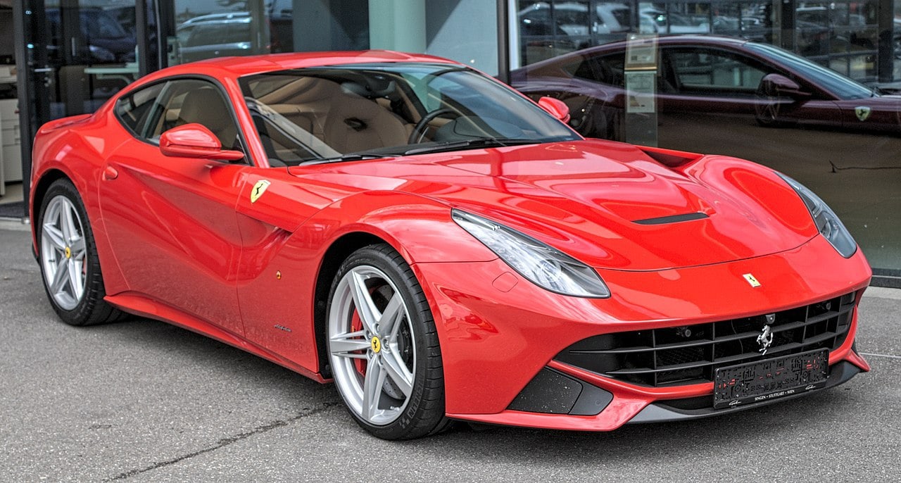 Wojewódzki z kontrowersyjnym wpisem. Internauci żądają konfiskaty Ferrari?!