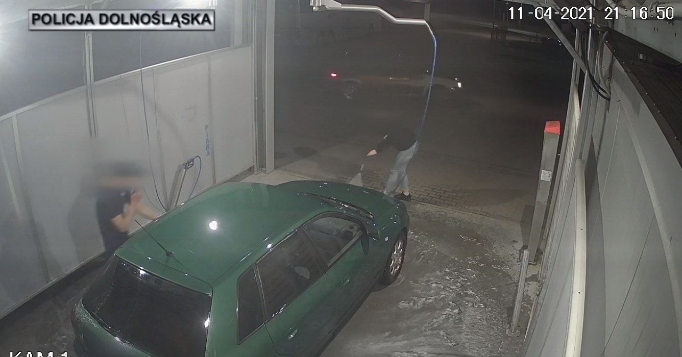 Dolnośląskie: mężczyzna próbował ukraść auto na myjni. Nie uszło mu to na sucho… [ZOBACZ NAGRANIE]