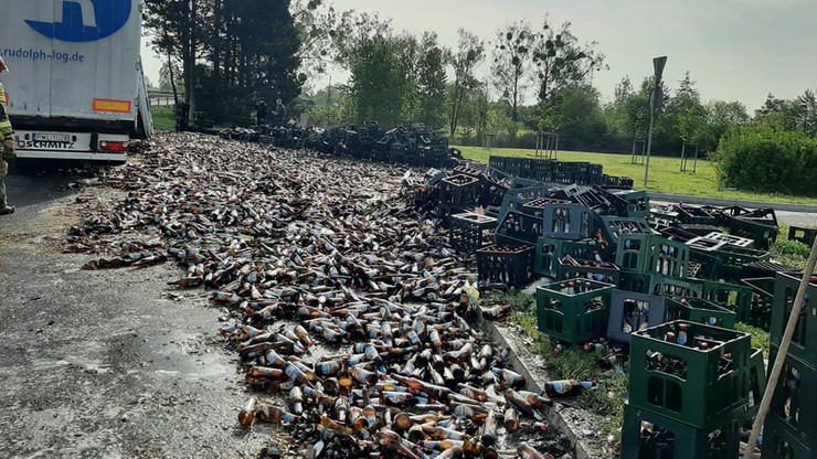 Tylko dla osób o mocnych nerwach: tysiące butelek piwa rozbiło się na jezdni!