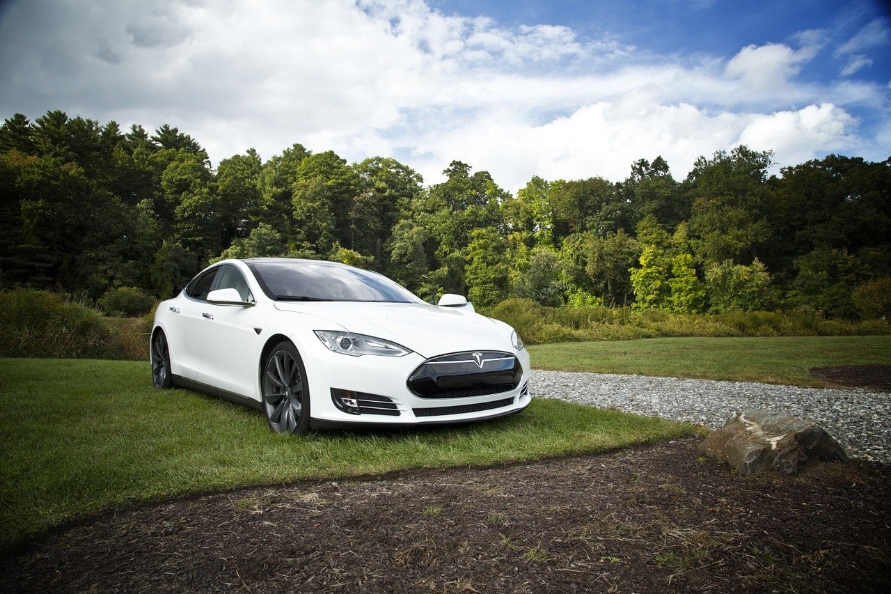 Tesla idzie w ślad za producentami elektroniki? Samochód rozkraczył się tuż po okresie gwarancji