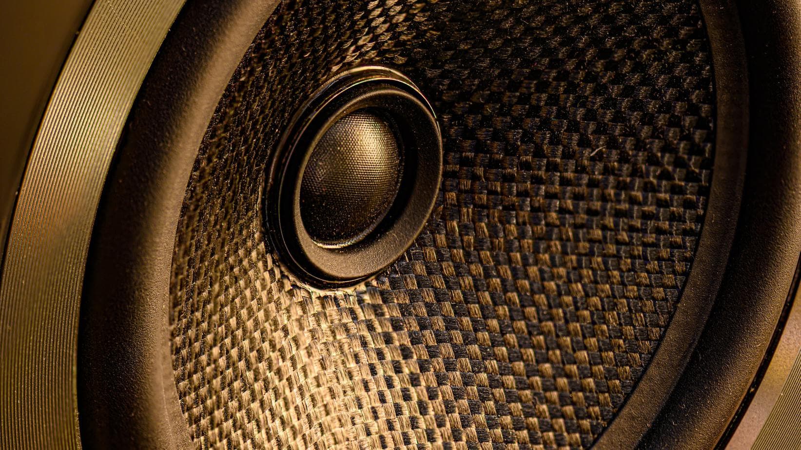 Jak naprawić charczący głośnik w samochodzie? Czy to możliwe?