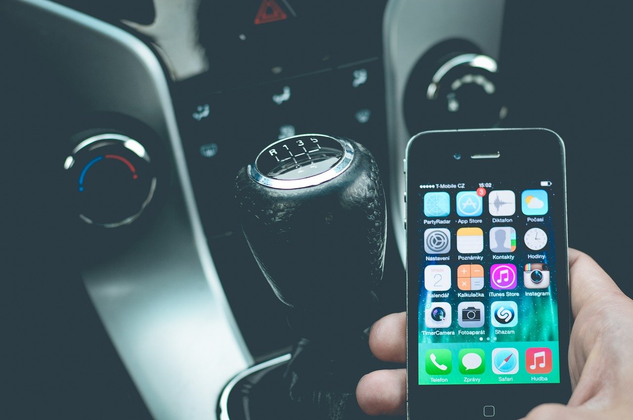 Aplikacje na telefon przydatne każdemu kierowcy, które warto zainstalować