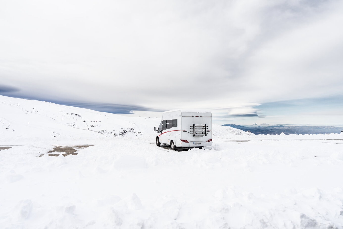 Podróżowanie kamperem w zimie – plusy i minusy