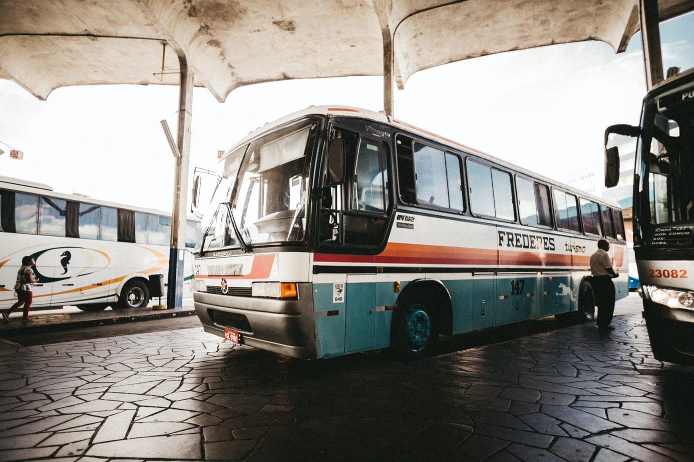 Przewozy busem – czy to dobre i praktyczne rozwiązanie?